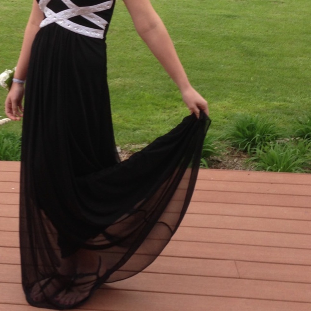 Need a Prom dress? Size 5 black dress - Picture 2 of 8